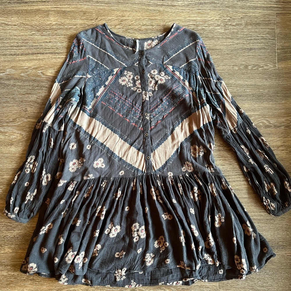 Free people tunic. Women’s size small. Side pockets and functional buttons.